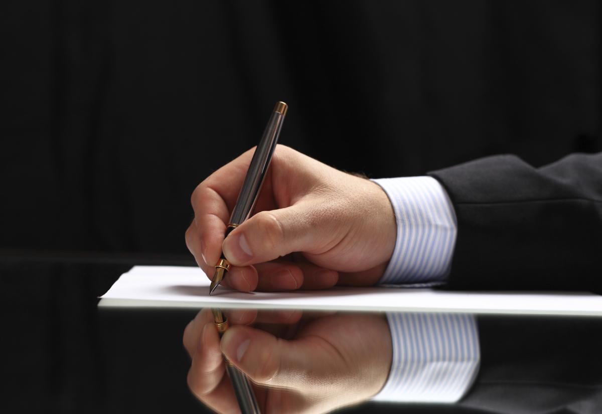 Cómo dirigir una carta de presentación a un desconocido