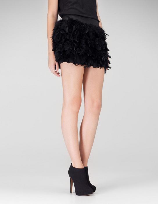 Cómo combinar faldas de plumas - Paso 2