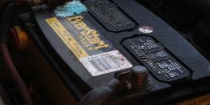 Cómo limpiar los bornes de la batería del coche