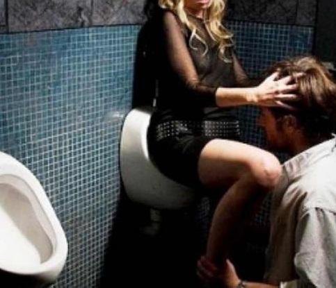 Cómo tener sexo en un baño público