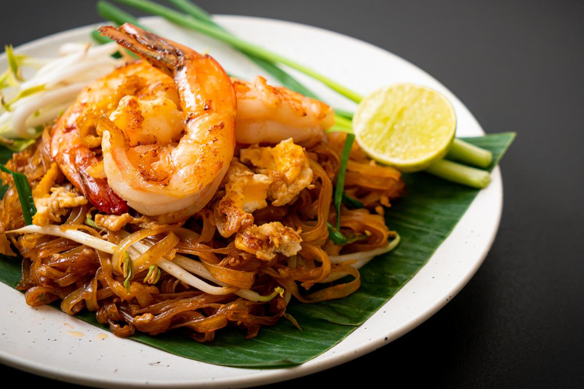 Cómo hacer noodles con gambas: receta oriental fácil