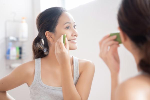 Cómo quitar lo rojo de un grano - Cómo quitar marcas de granos explotados 