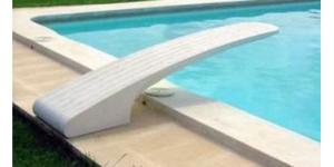 Cómo instalar un trampolín en una piscina