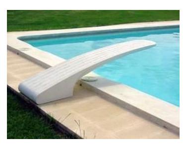 Cómo instalar un trampolín en una piscina