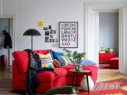 Cómo decorar un salón con un sofá rojo