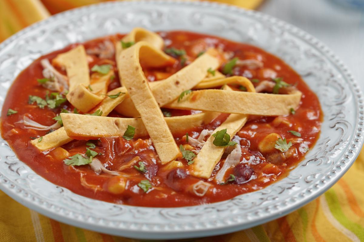 Cómo hacer sopa de tortilla o sopa azteca: receta tradicional mexicana