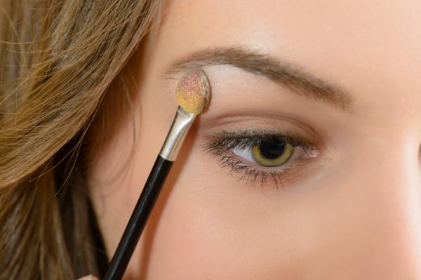 Cómo aplicar el iluminador para ojos - Paso 3