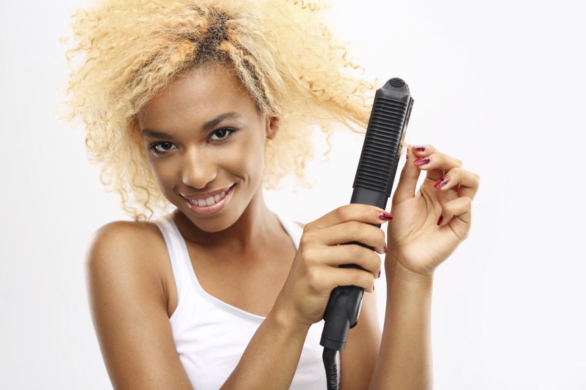 Cómo alisar el pelo rizado