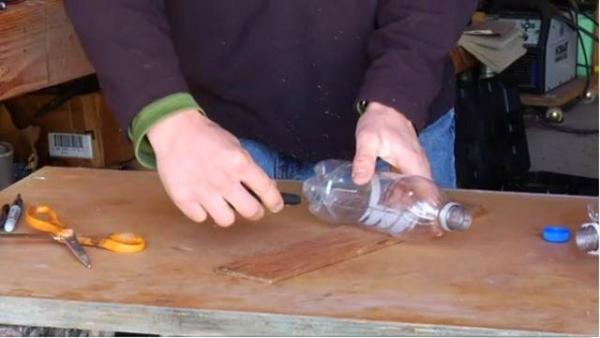 Cómo hacer un avión con una botella de plástico - Paso 1