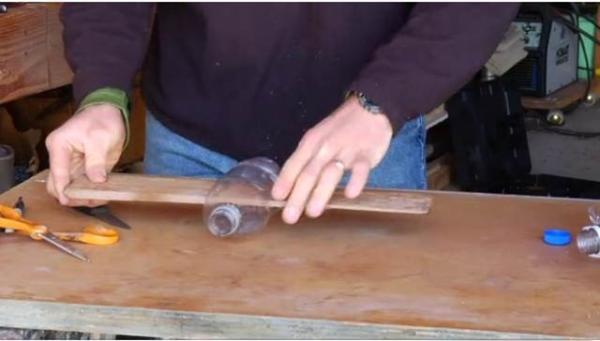 Cómo hacer un avión con una botella de plástico - Paso 2