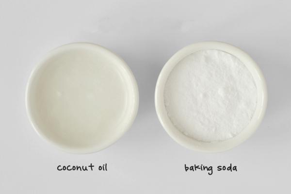 Cómo quitar lo negro de los codos - Bicarbonato de sodio y aceite de coco