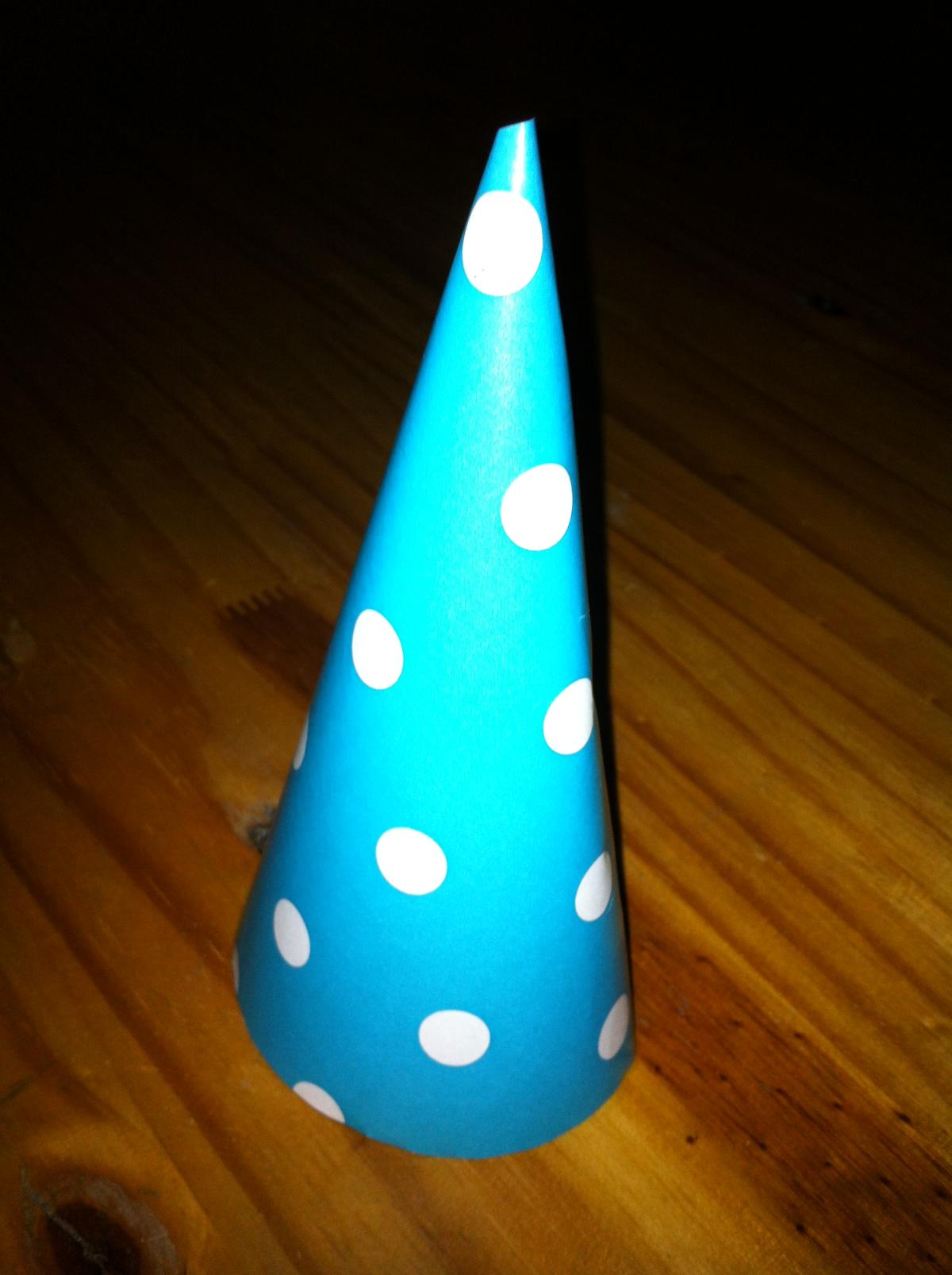 Cómo hacer un cono sin base para hacer un árbol de Navidad