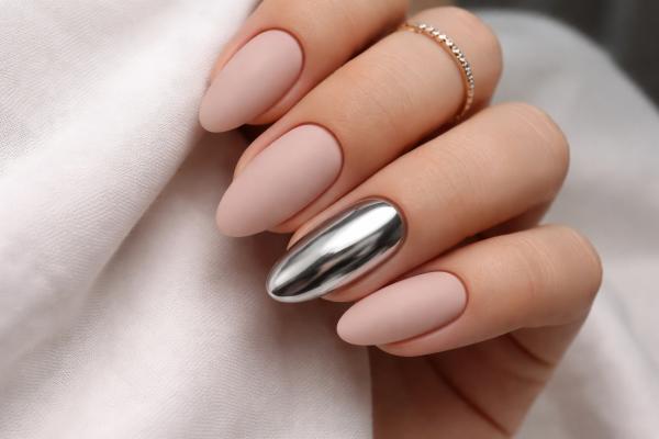 Uñas cromadas: qué son, cómo se hacen y diseños - Uñas cromadas con diseño minimalista