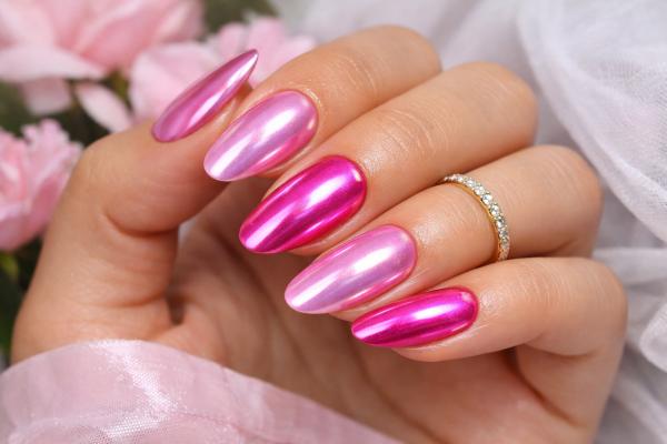 Uñas cromadas: qué son, cómo se hacen y diseños - Uñas cromadas rosa y negras: dulzura y drama en contraste