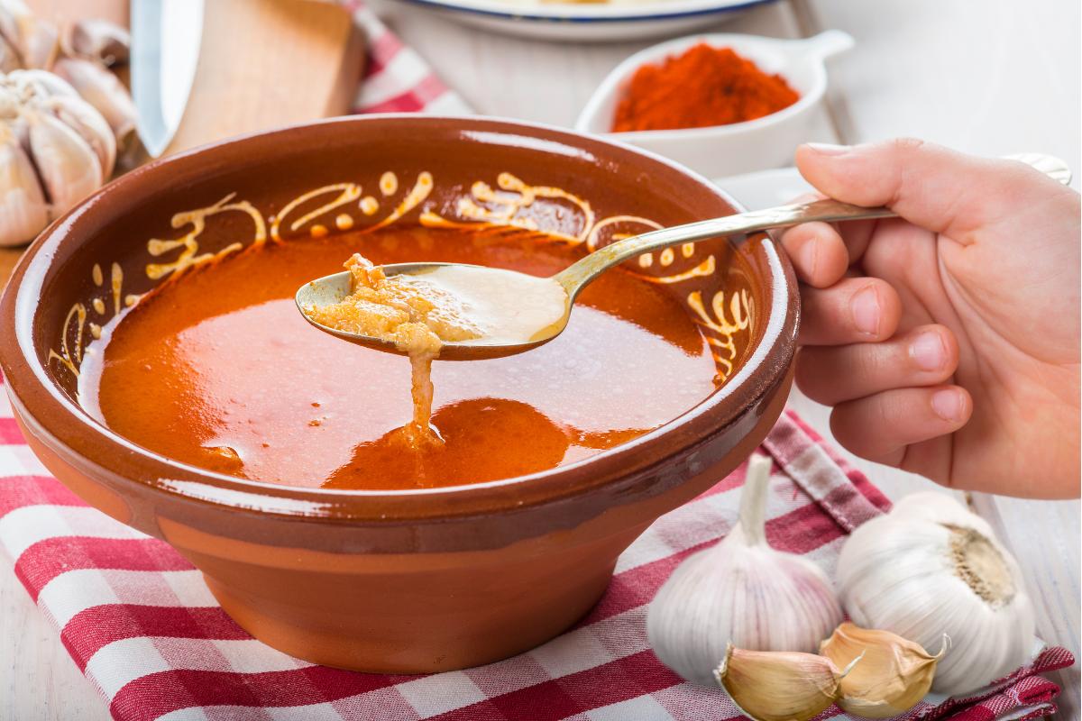 Cómo hacer una sopa castellana o sopa de ajo