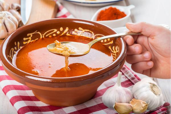 Cómo hacer una sopa castellana o sopa de ajo