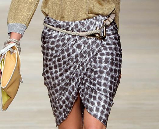 Instrucciones para usar un pareo estilo falda