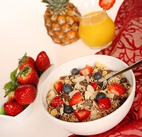 Cómo comer avena cruda - Comer avena cruda mezclada con otros cereales 