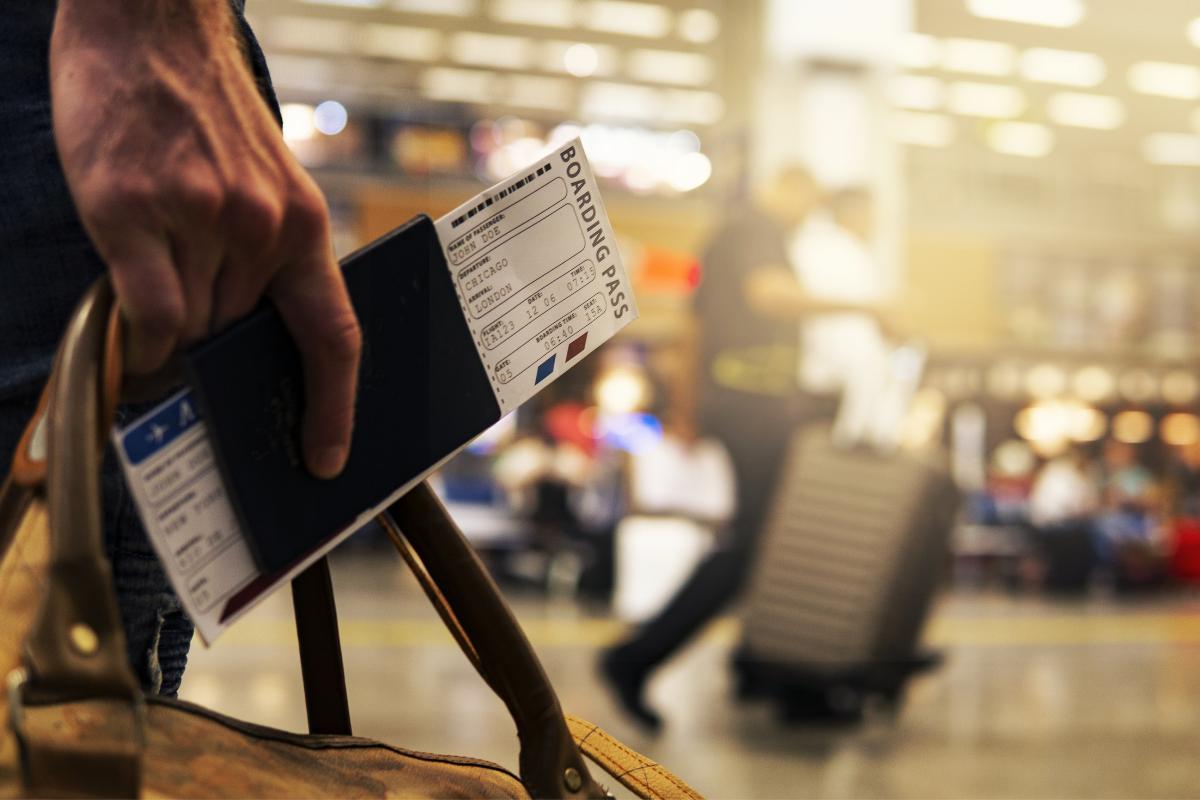 ¿Se puede viajar con el DNI caducado?