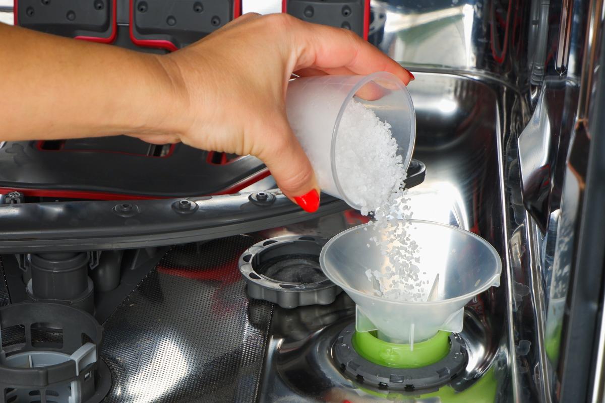 Para qué sirve la sal del lavavajillas