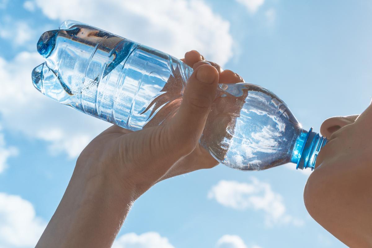 ¿Beber mucha agua adelgaza o engorda? Descubre la verdad