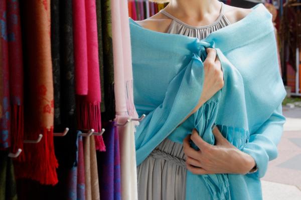 ¿Qué es una pashmina y en qué se diferencia de una bufanda? - ¿Cómo ponerse una pashmina?