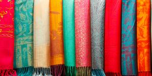 ¿Qué es una pashmina y en qué se diferencia de una bufanda?