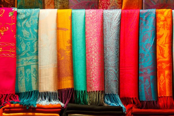 ¿Qué es una pashmina y en qué se diferencia de una bufanda?