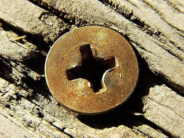 Cómo aflojar tornillos oxidados (4 métodos)