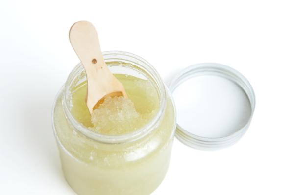 Remedios caseros para eliminar arrugas en las manos - Exfoliante de azúcar, limón y aceite de oliva para manos secas y arrugadas