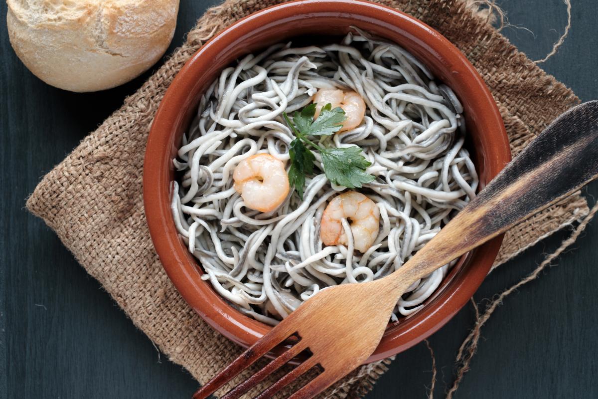 Cómo hacer gulas al ajillo con gambas