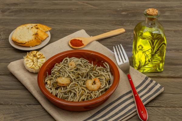 Cómo hacer gulas al ajillo con gambas - Paso 6