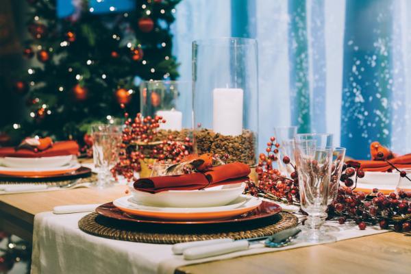 Cómo decorar la mesa para la cena de Fin de Año - Mantel y servilletas para decorar la mesa en Nochevieja