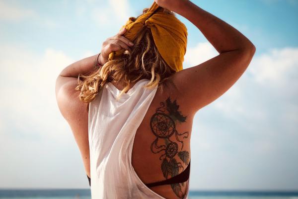 Cómo cuidar un tatuaje en verano