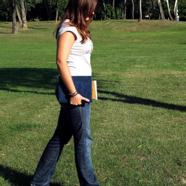 Cómo caminar sin mover los brazos