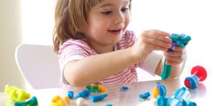 Cómo quitar la plastilina de la alfombra