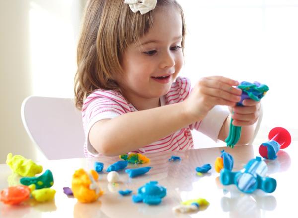 Cómo quitar la plastilina de la alfombra