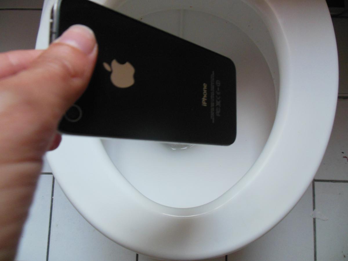 Cómo secar un iPhone que cayó al agua