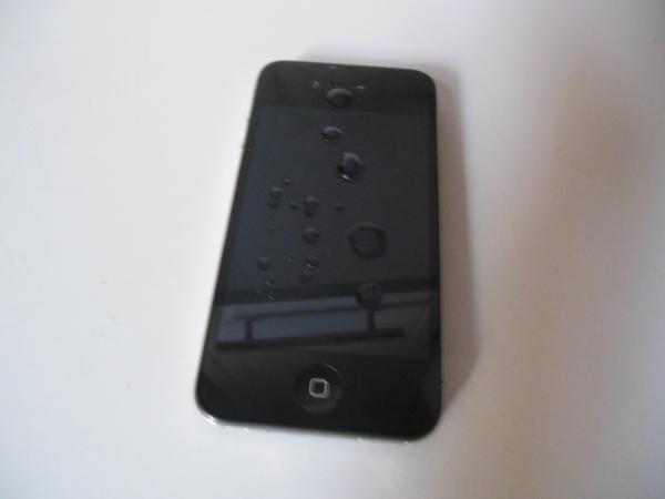 Cómo secar un iPhone que cayó al agua - Paso 2