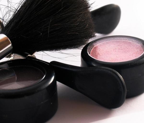 5 errores clásicos al maquillarse