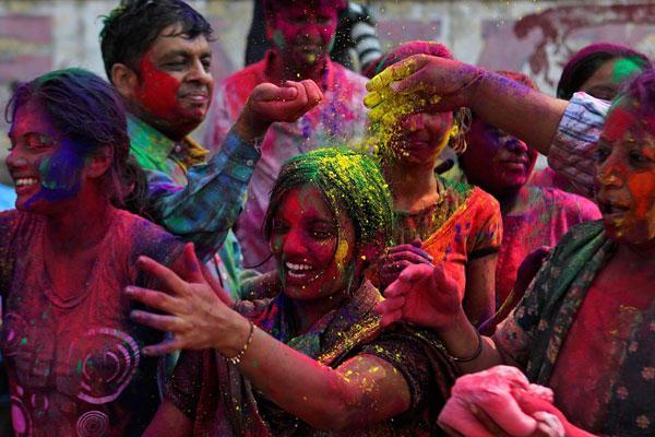 Cómo se celebra la fiesta de los colores en India