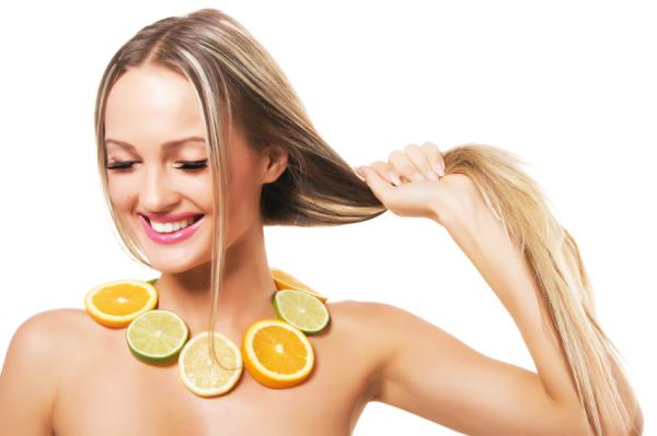 Cómo usar el limón para aclarar el cabello