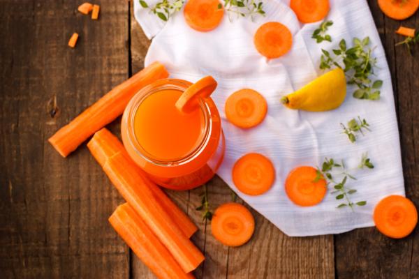 Los mejores jugos para la piel seca - muy hidratantes y nutritivos - Jugo nutritivo de zanahoria, remolacha y naranja para pieles secas