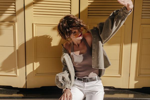 Colores que combinan con el camel: descubre las mejores opciones - Blanco: la combinación más luminosa y clásica