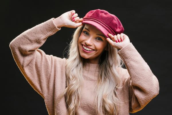 Colores que combinan con el camel: descubre las mejores opciones - Borgoña: un toque cálido y sofisticado