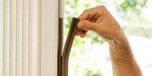 Cómo tapar las entradas de aire en ventanas y puertas