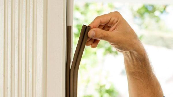 Cómo tapar las entradas de aire en ventanas y puertas