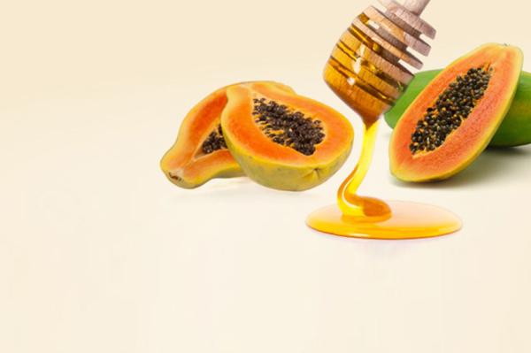 Cómo blanquear la piel de forma natural - Aclarar la piel con papaya y miel