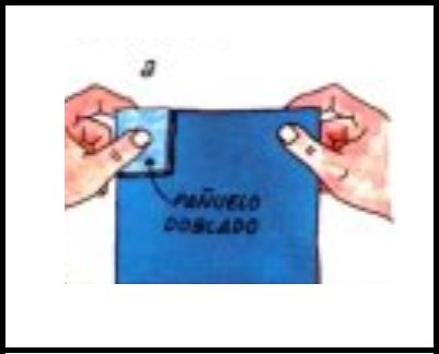 Cómo hacer el truco del pañuelo roto y luego entero - Paso 1