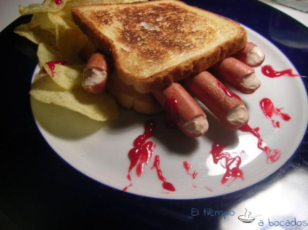 Cómo preparar sandwiches para Halloween - Un sandwich con una mano dentro
